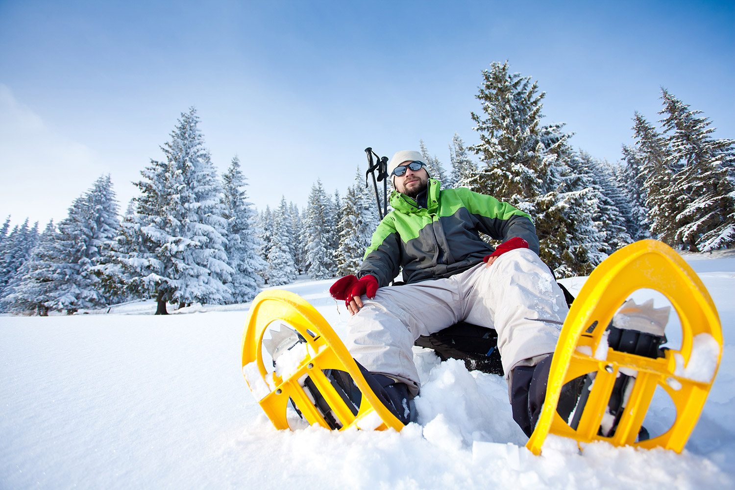 schneeschuhwanderer-macht-pause-im-schnee.jpg