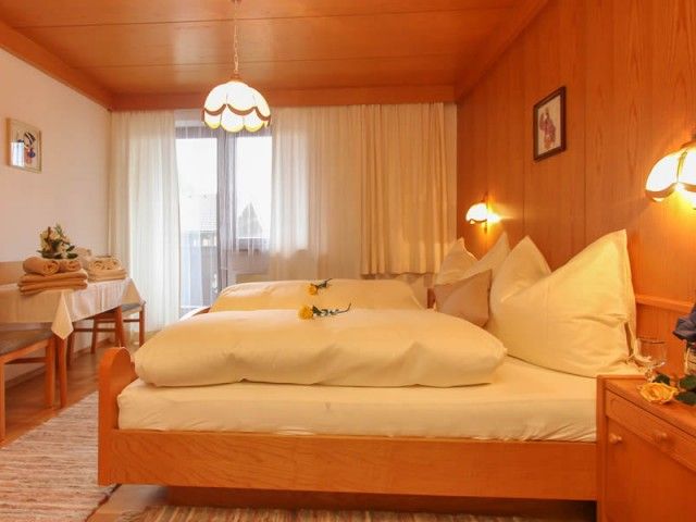 Schlafzimmer mit Doppelbett Ferienwohnung 2
